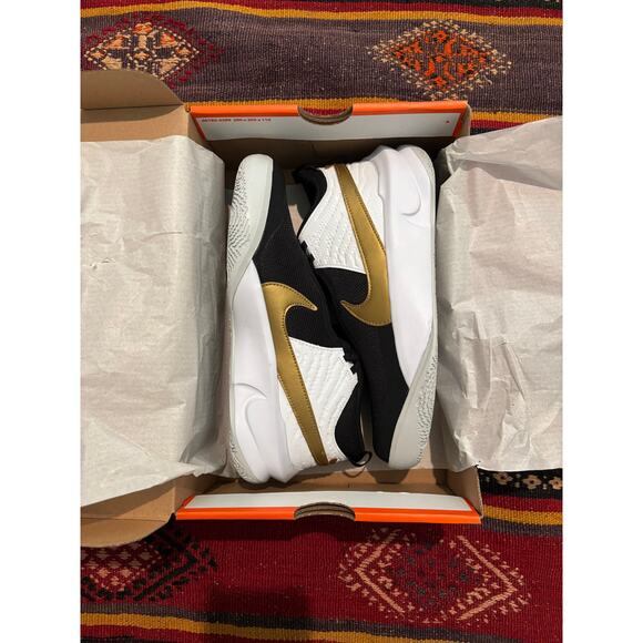Nike Team Hustle D10 - Black/Metallic Gold/ White - Picture 1 of 7